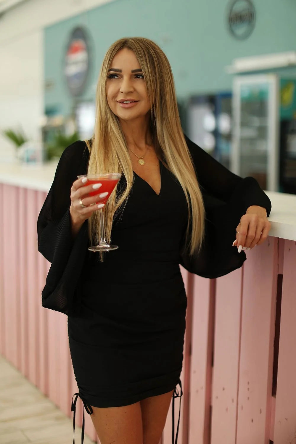 robe aérienne féminine sensuelle ajustée courte réglable midi col V profond manches larges kimono voile fronces cordons stretch élégante noire