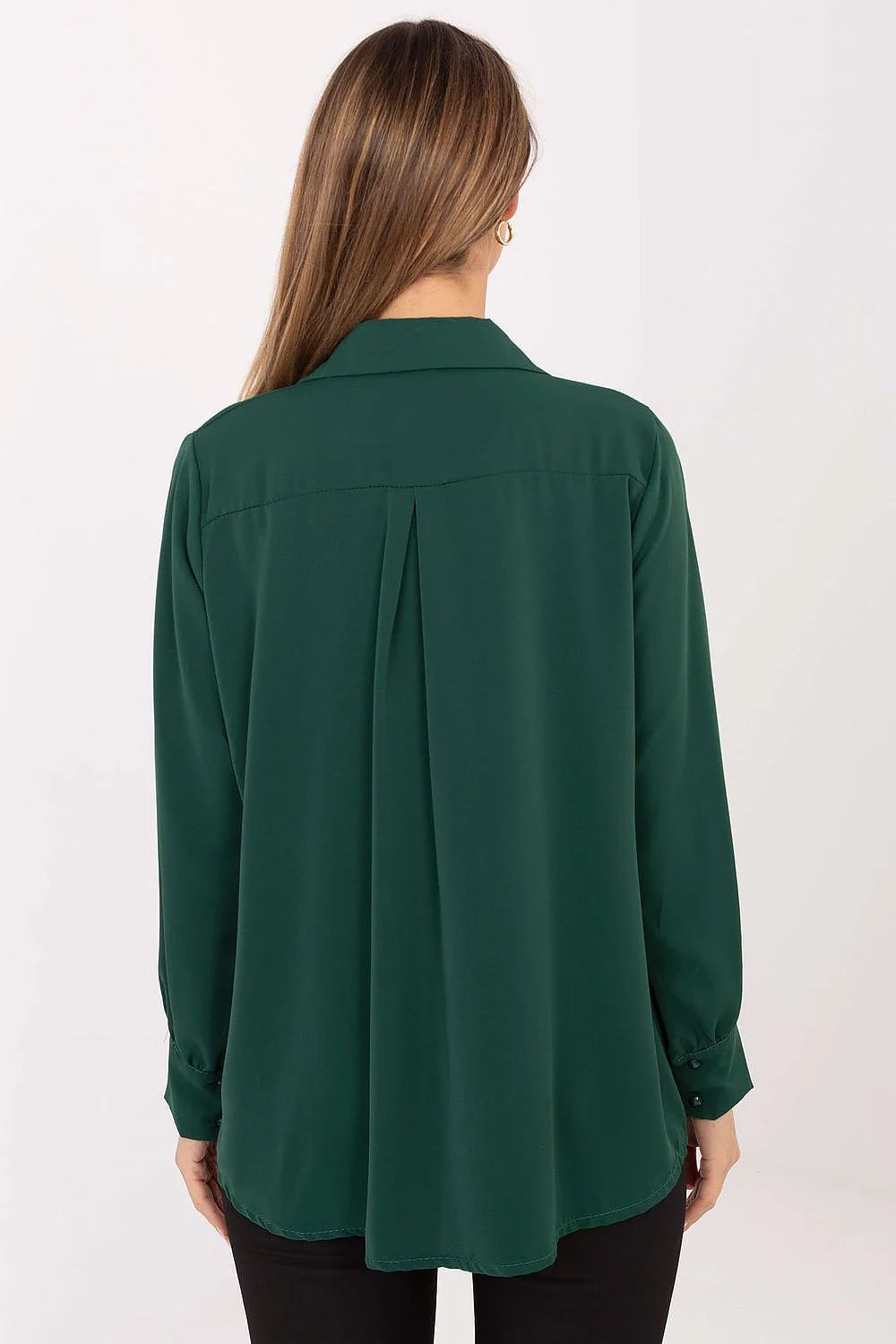 chemise femme élégante vert sapin plastron jabot volants manches longues bouffantes poignets boutonnés satiné fluide coupe légèrement ample