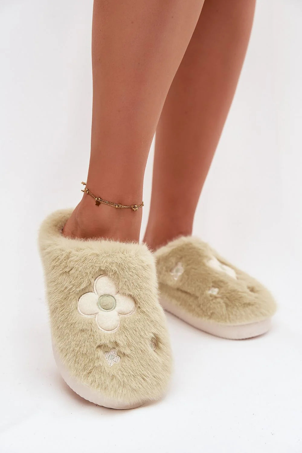pantoufles femme fausse fourrure beige olive mules bout fermé talon ouvert semelle rembourrée silhouette volumineuse broderie fleurs crème vert pelucheux
