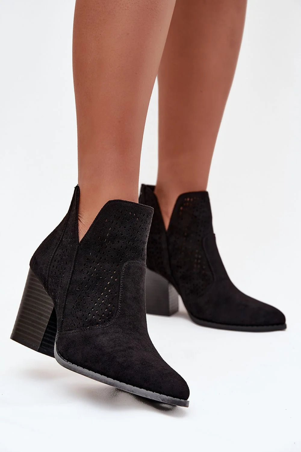 bottines femme suédine écologique noires cheville pointues talon colonne épaisses découpes ajourées fermeture éclair arrière western semelle résistante