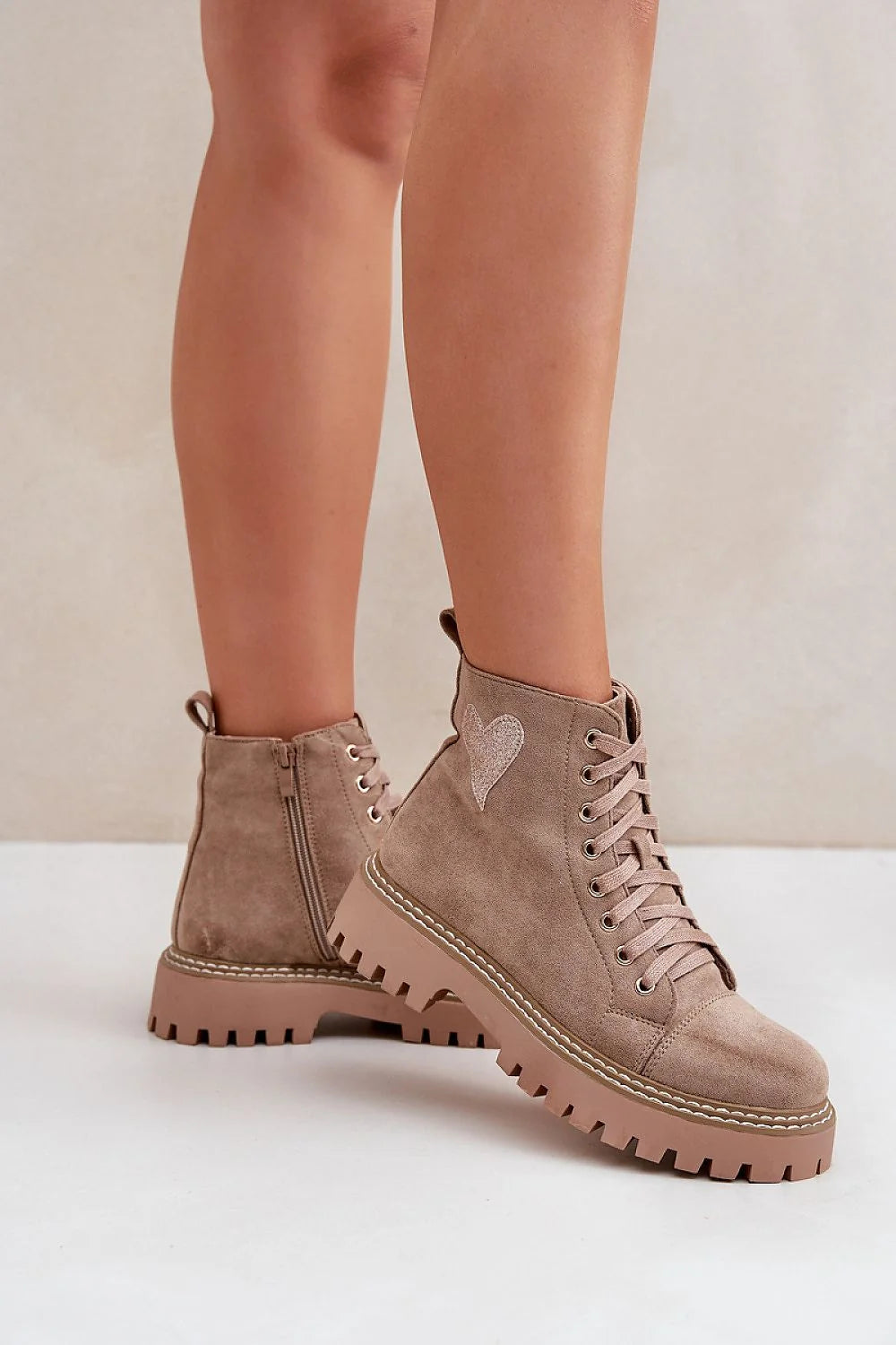 Bottines femmes design moderne robuste cuir suédé taupe lacets métalliques cœur brodé fermeture éclair confortable