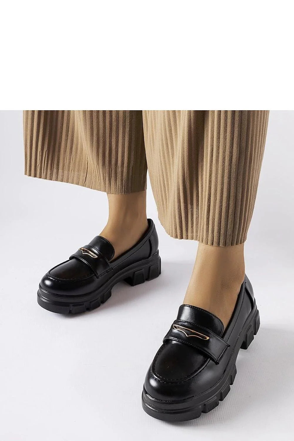 Moccasins Solea en cuir noir de haute qualité, design classique, détail métallique doré, semelle crantée en caoutchouc, confort optimal, look élégant, polyvalent, chaussures femme
