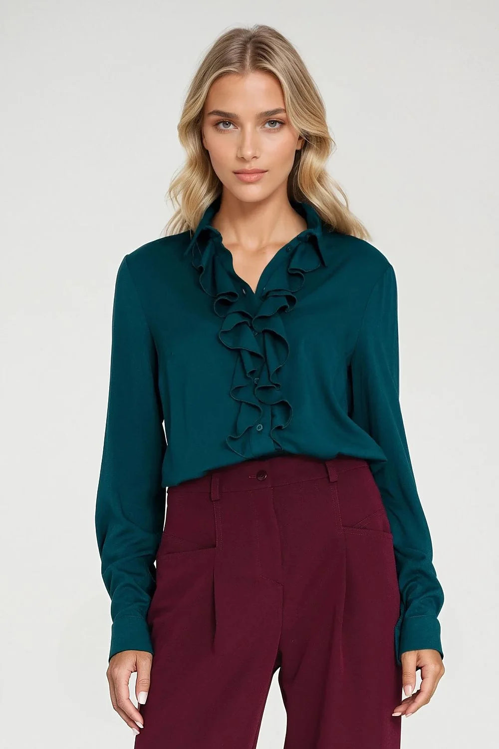 chemise femme manches longues coupe ajustée col classique plastron volanté fermeture boutonnée poignets viscose satinée vert émeraude élégante soirée chic