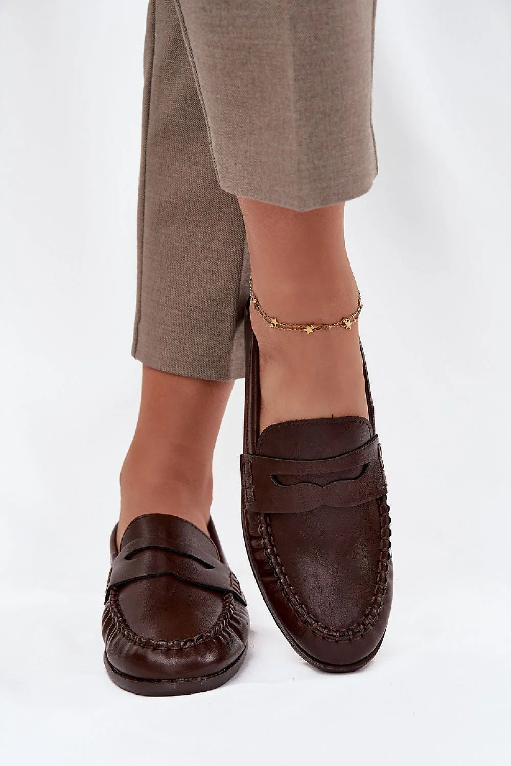 mocassins femme similicuir marron chocolat slipon bout arrondi talon bas semelle basse coutures passant découpé élégant subtil polyvalent confortable