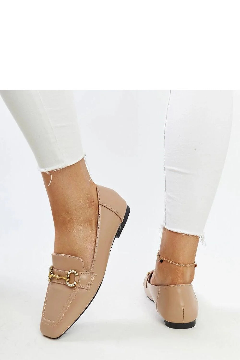 Mocassins pour femme classique élégant cuir écologique beige boucle métallique dorée semelle noire printemps été
