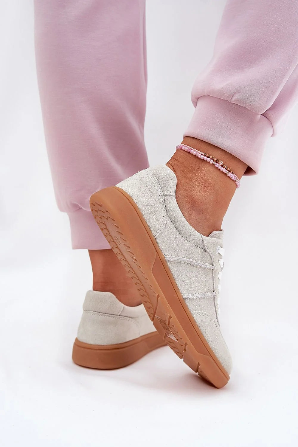 Chaussures de sport Step in style basses femmes daim naturel beige clair semelle marron caramel lacets blancs bouts arrondis tige 6 cm semelle 2 cm