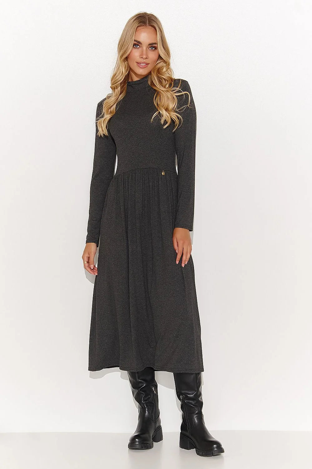 Robe de jour élégante Makadamia manches longues col montant coupe ajustée tissu doux femmes quotidien