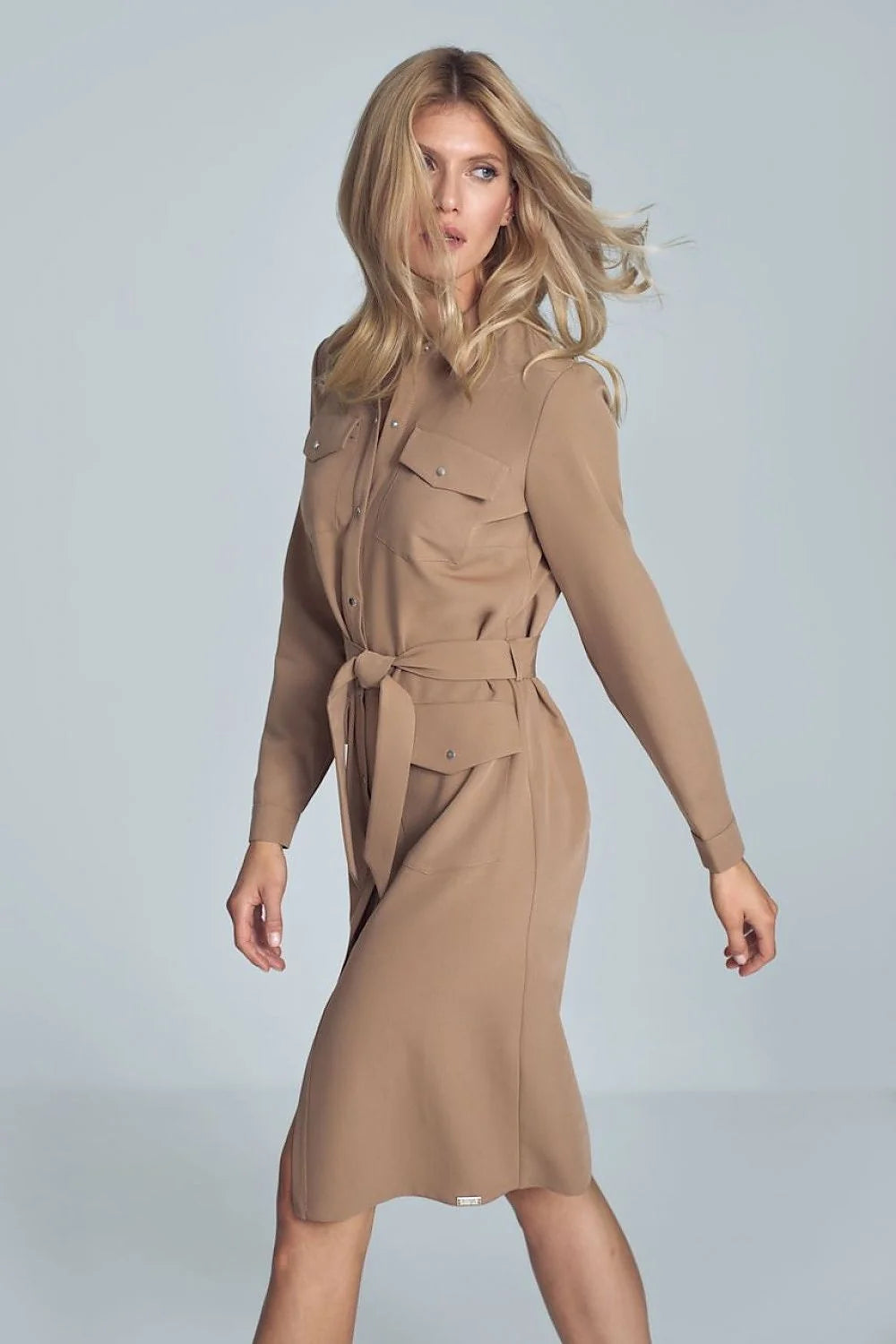 robe chemise midi manches longues beige ceinture nouée poches plaquées col classique coupe cintrée tissu structuré fluide polyester viscose