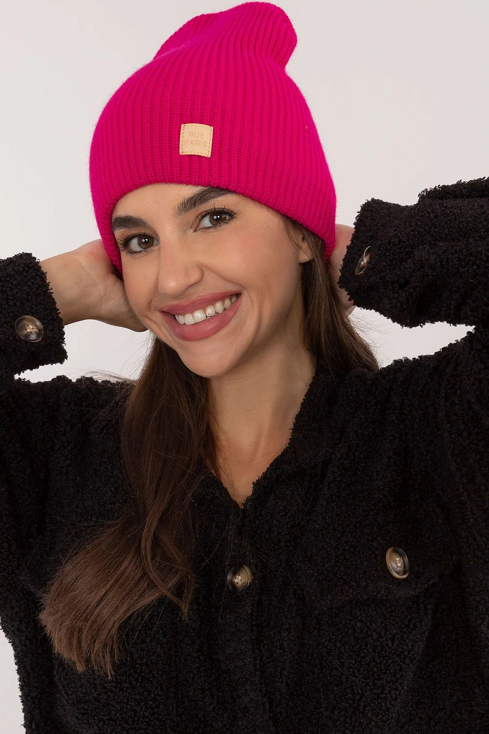 bonnet tricot côtelé rose vif femme slouchy ample chaud extensible maille épaisse revers élégant écusson beige minimaliste urbain isolant durable