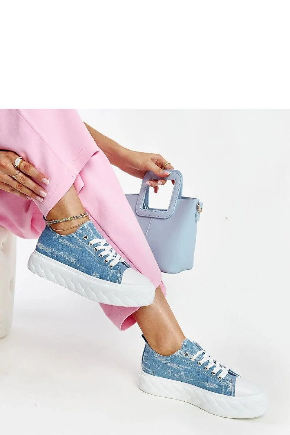 Baskets pour femmes style décontracté design moderne tige denim bleu semelle caoutchouc blanc lacets blancs