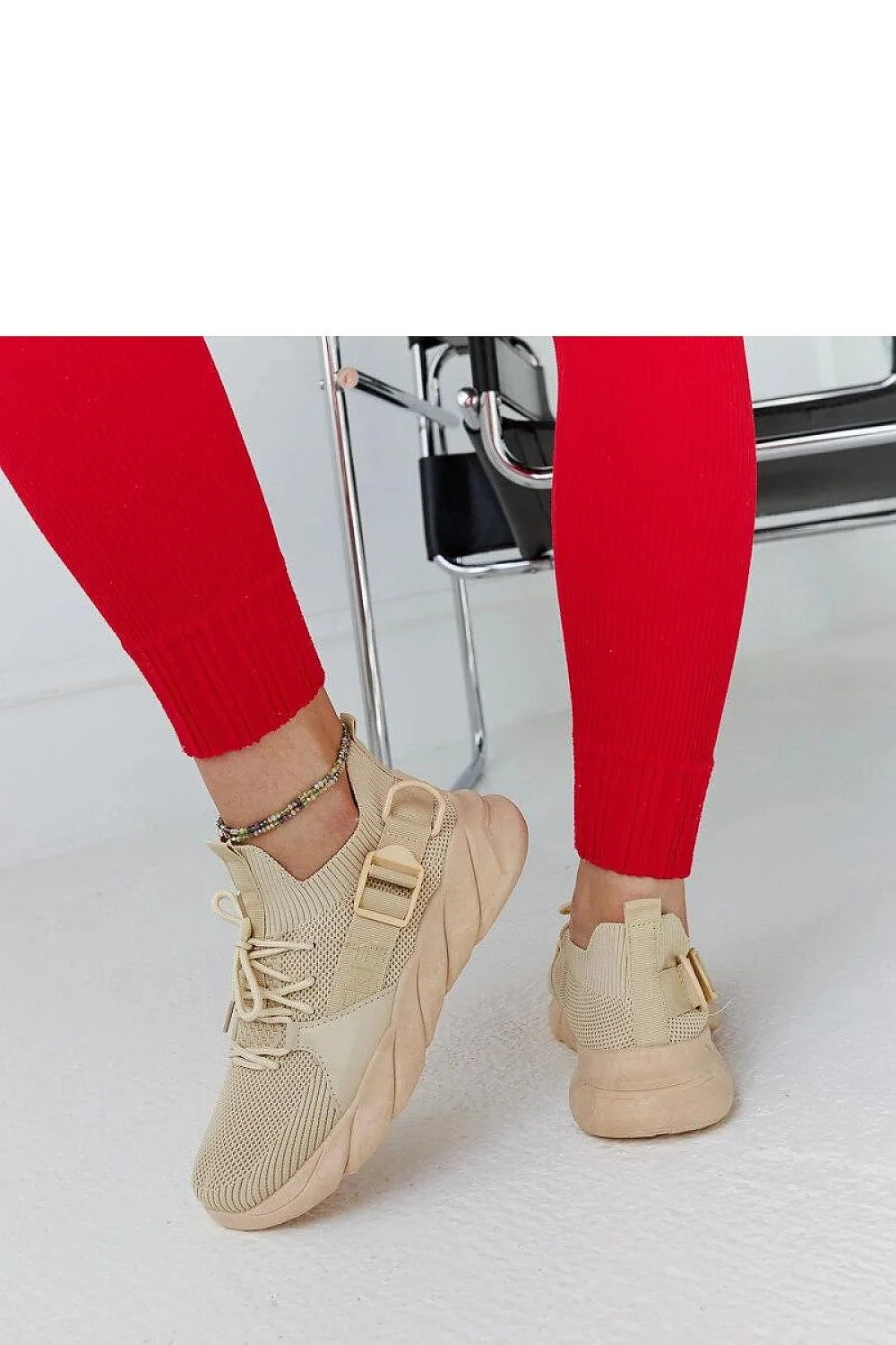 Baskets pour femmes design moderne épuré silhouette compacte tige maille beige clair semelle caoutchouc robuste fermeture lacets cordelette ajustable
