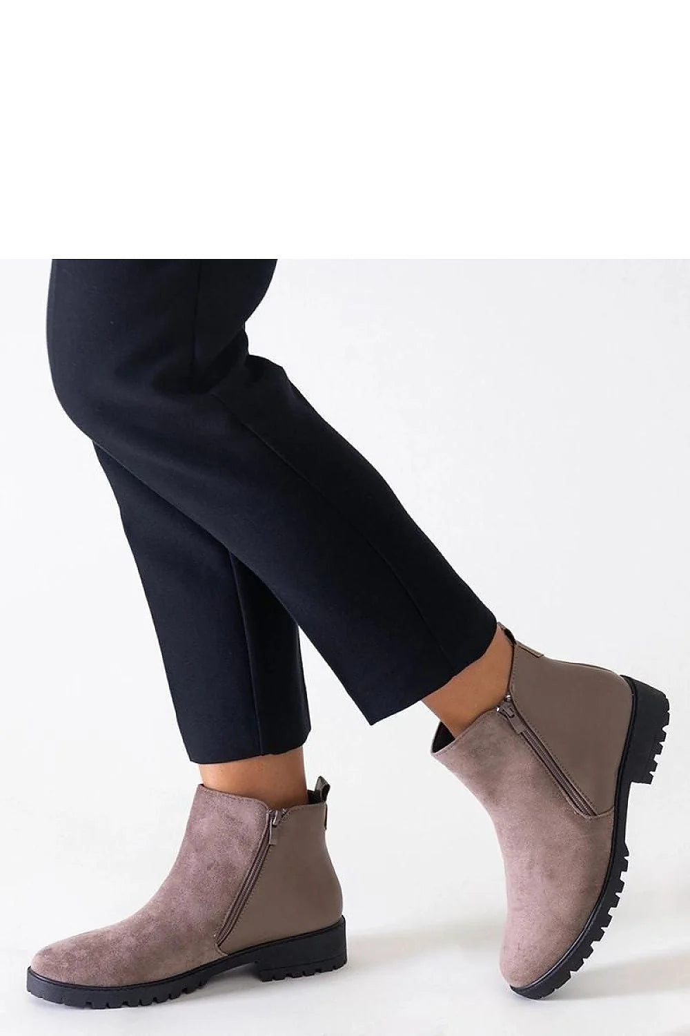 Bottines modernes élégantes pour femmes en mélange cuir daim taupe fermeture éclair latérale coupe cheville semelle caoutchouc noir