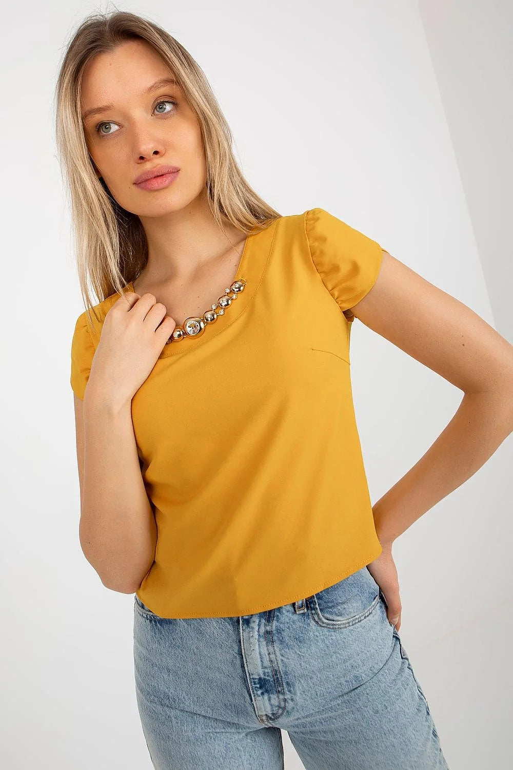 chemisier féminin jaune moutarde manches courtes bouffantes coupe droite coton élasthanne polyester tissu fluide confortable encolure ronde perles strass