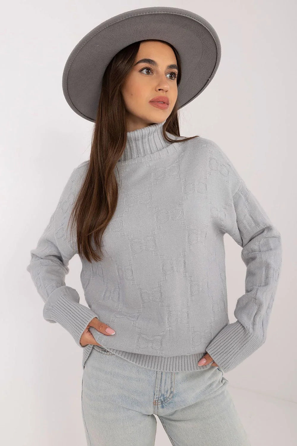 Pull col roulé femme maille texture gaufrée motifs géométriques coloris gris clair matériau acrylique polyester polyamide longueur standard manches longues look moderne élégant