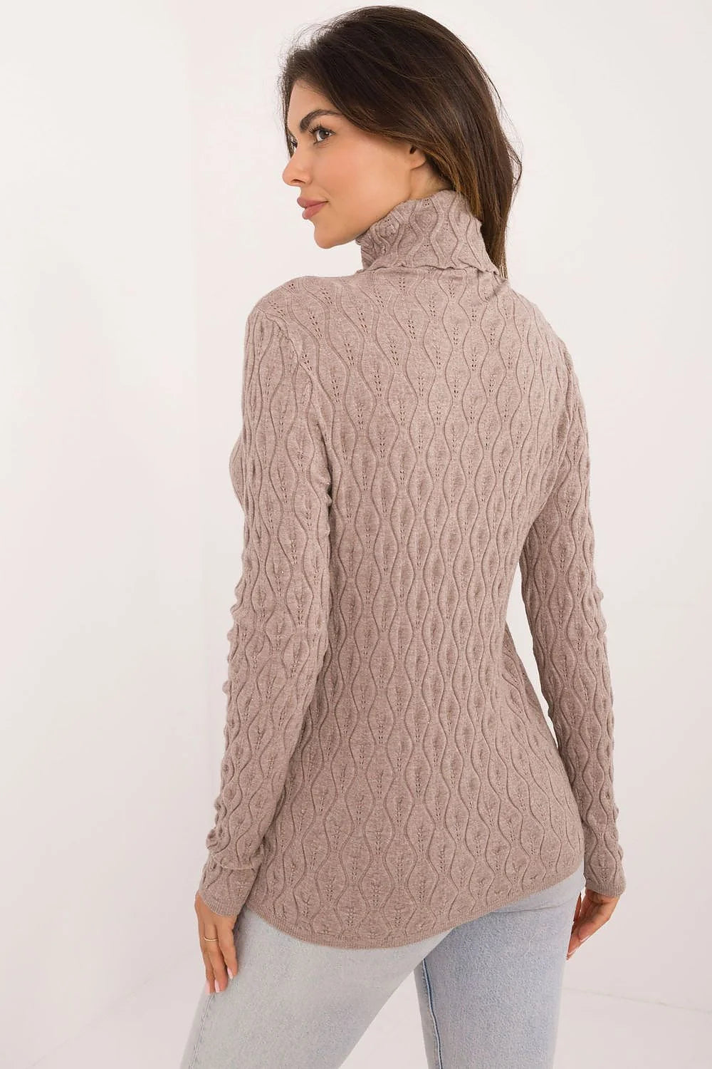 Pull tricoté femme col roulé taupe motif torsades délicates manches longues coupe ajustée matériau doux