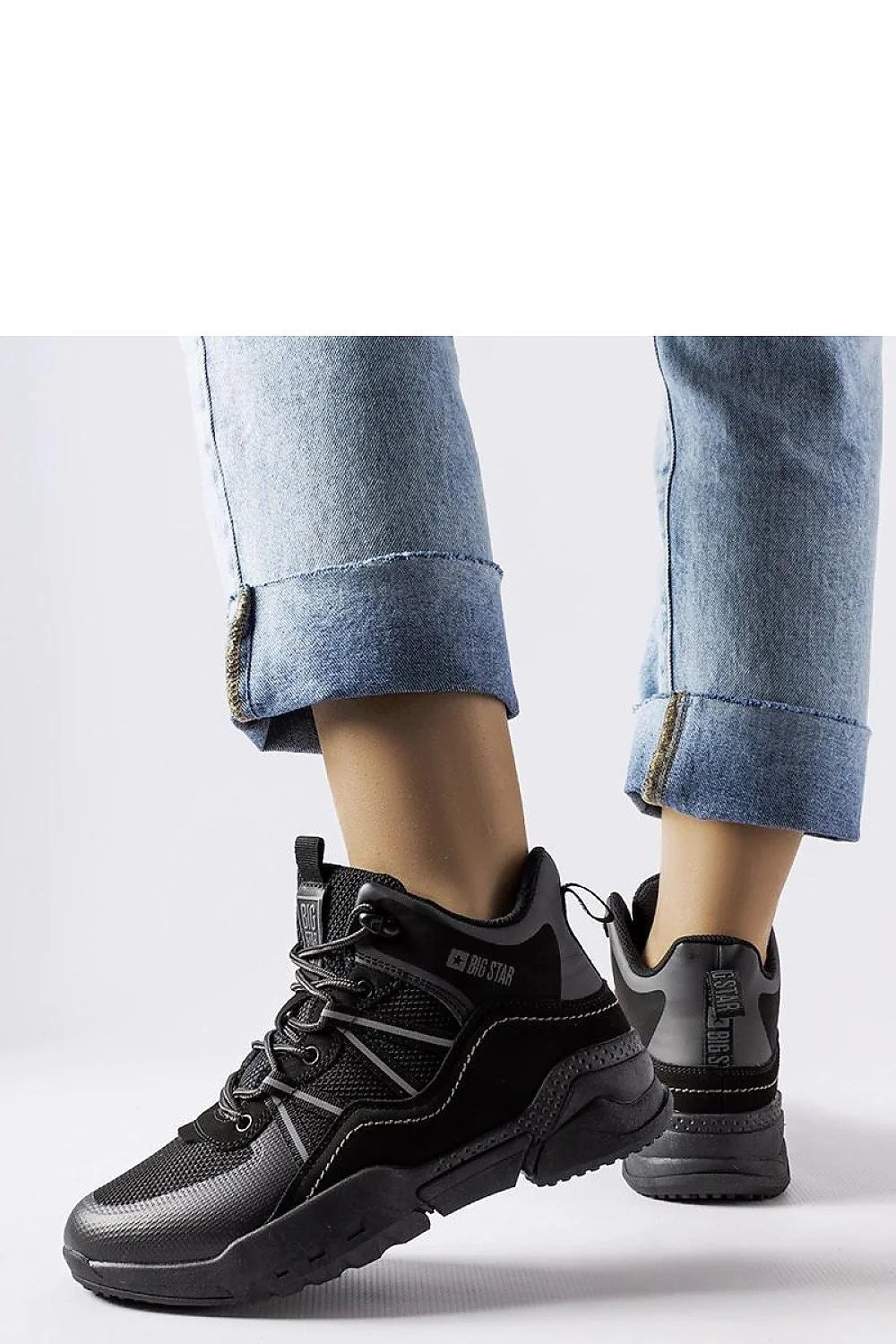 Bottes trappeur Solea design sportif moderne couleur noire tige mesh cuir synthétique lacets renforcés semelle caoutchouc motif adhérence hauteur cheville finitions contrastantes étiquette logo femme