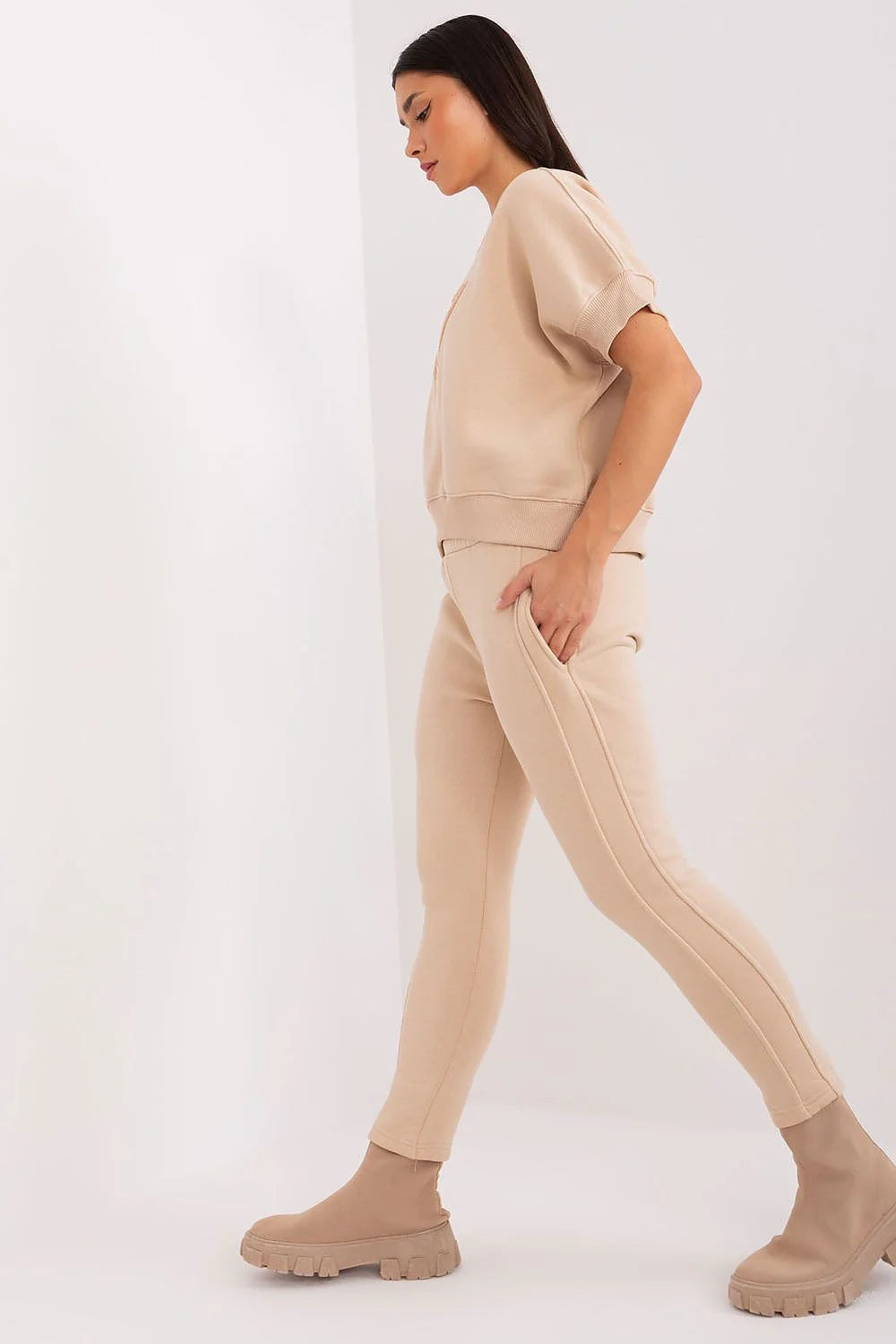 Ensemble de survêtements isolés pour femmes style casual coton polyester coupe oversize beige logo triangle pantalon fuselé chaussures chunky quotidien loisirs mode minimaliste