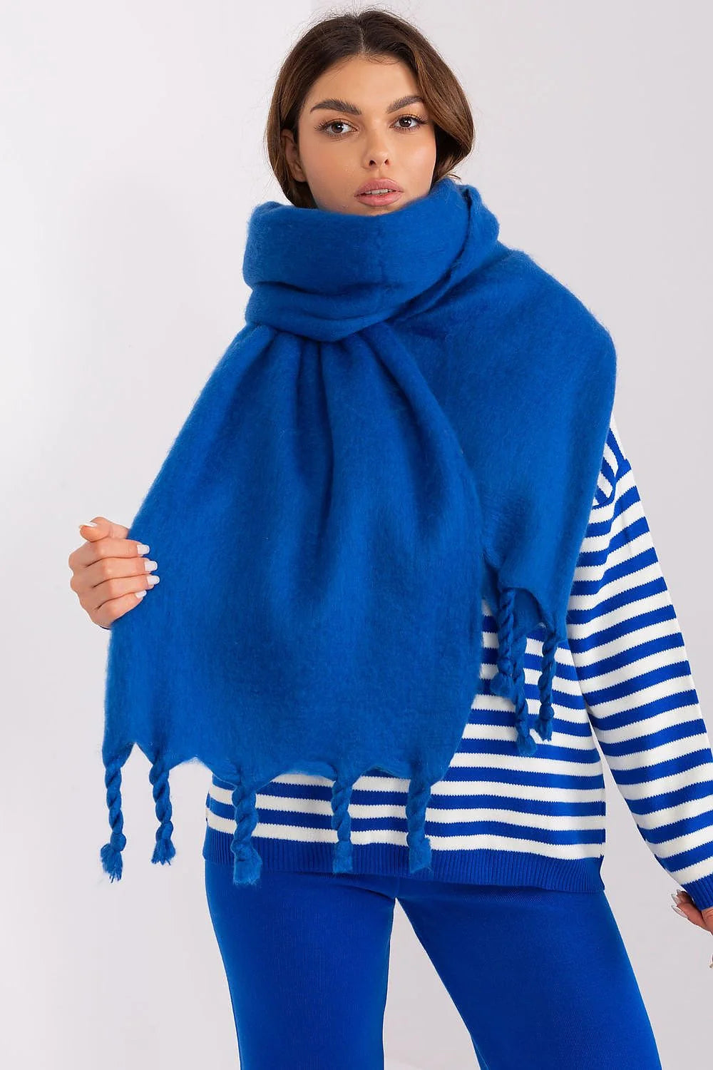 écharpe longue laine mohair bleu vive royale franges torsadées oversize châle femme enveloppante moelleuse douce épaisse maille
