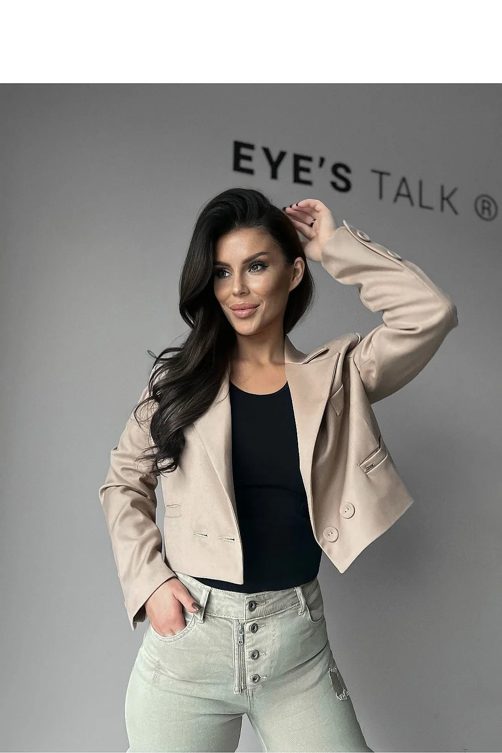 Blazer femme style contemporain coupe ajustée longueur cropped teinte beige claire tissu doux manches longues double boutonnage élégant sophistiqué polyvalent haute qualité