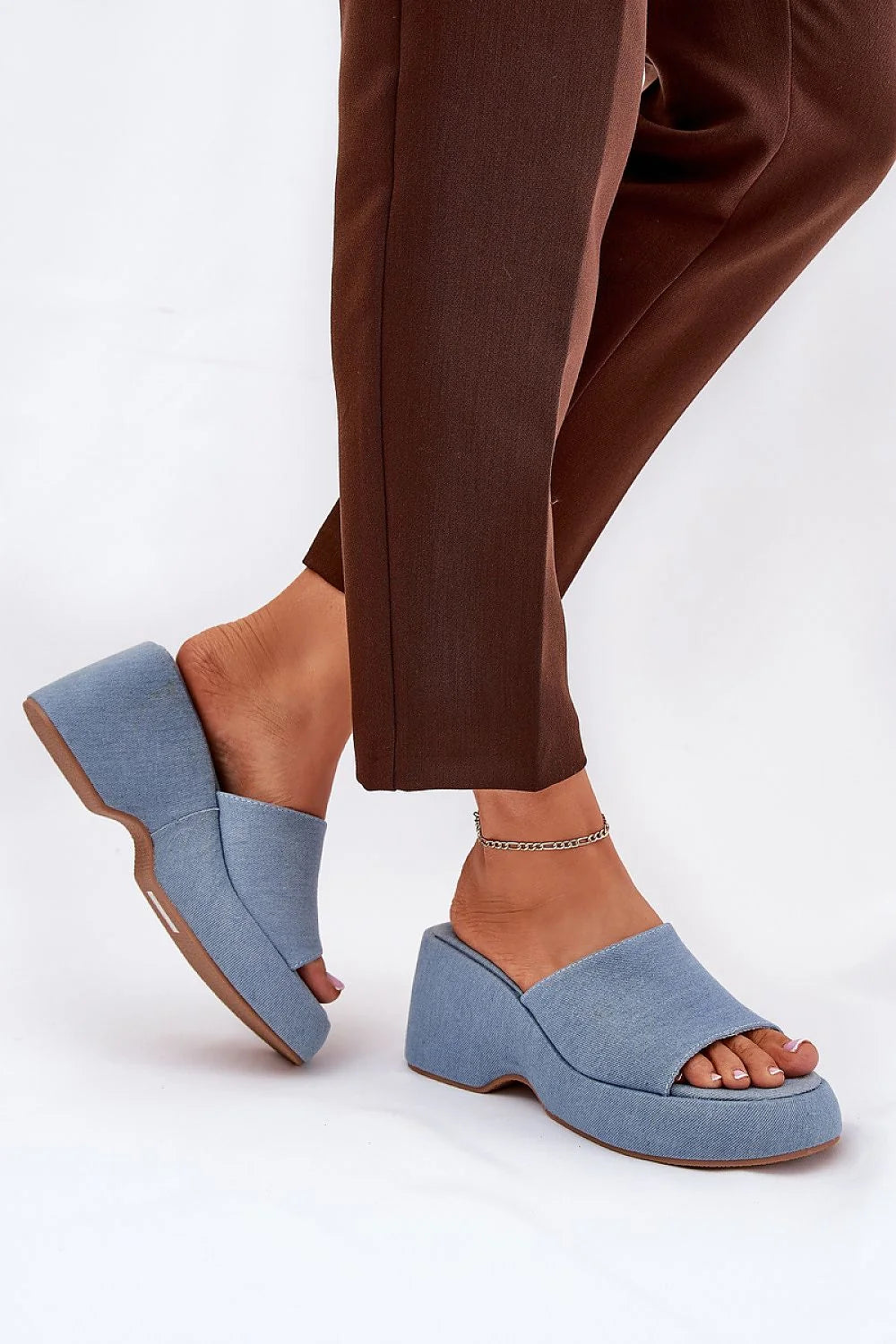 mules femme modernes confortables wedge denim bleu clair suédé cuir plateforme compensée talon bloc large empeigne ouverte semelle marron slipon