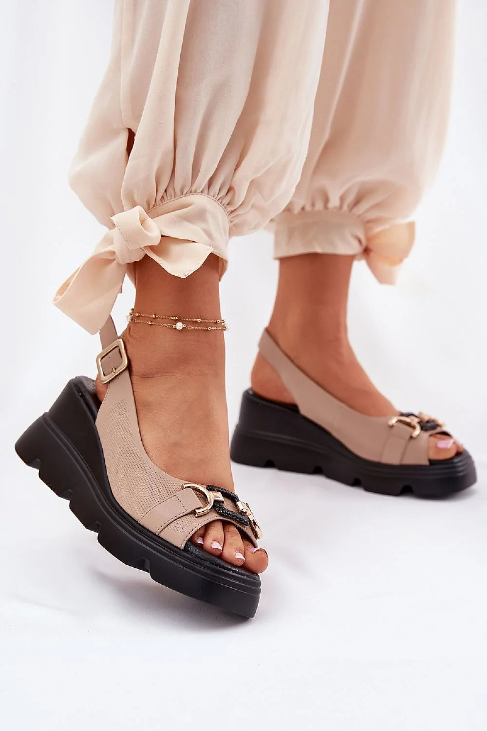 Sandales femmes style élégant cuir naturel plateforme compensée talon compensé boucle dorée beige noire pédicure visible strap ajustable occasion été