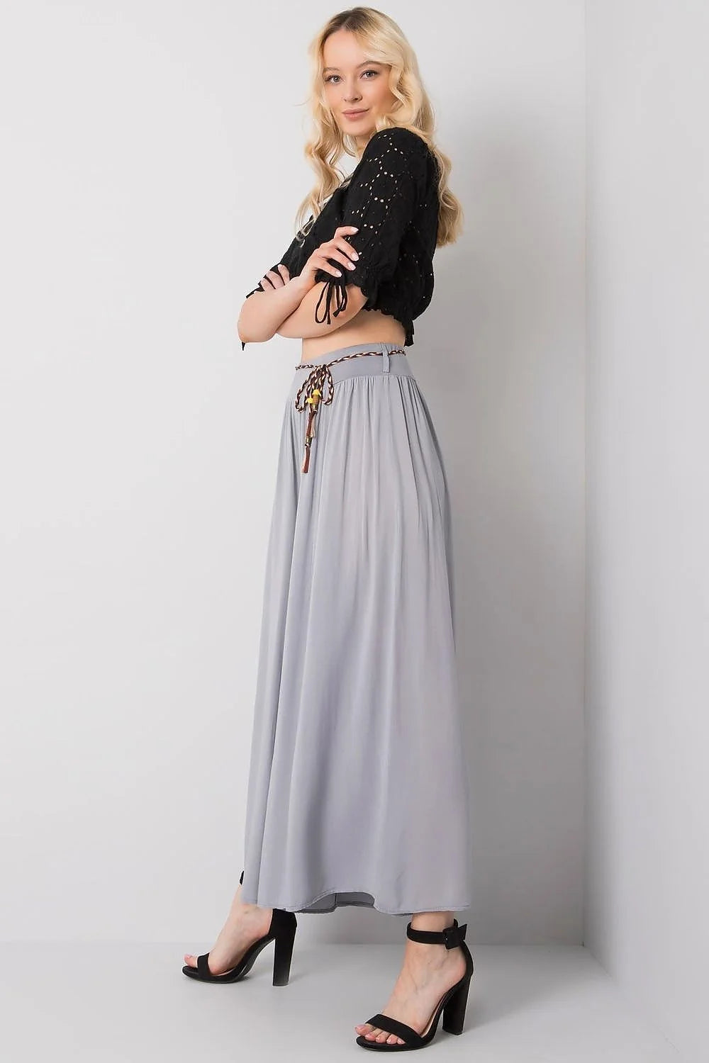 ensemble bohème deuxpieces croptop manches troisquarts broderies encolure taillecintrée volants pantalon palazzo taillehaute fluide grisperle ceinturetressée pompons sandales talonshauts