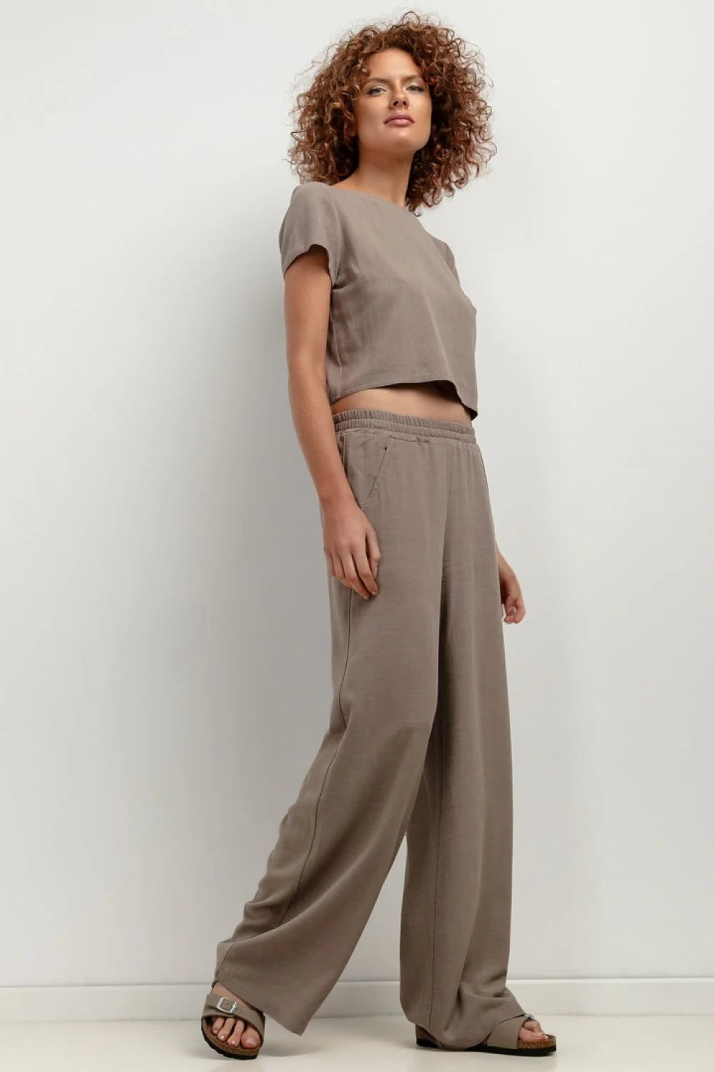 Chemisier Tessita en lin et viscose style minimaliste couleur taupe manches courtes coupe évasée robe midi femme occasionnels
