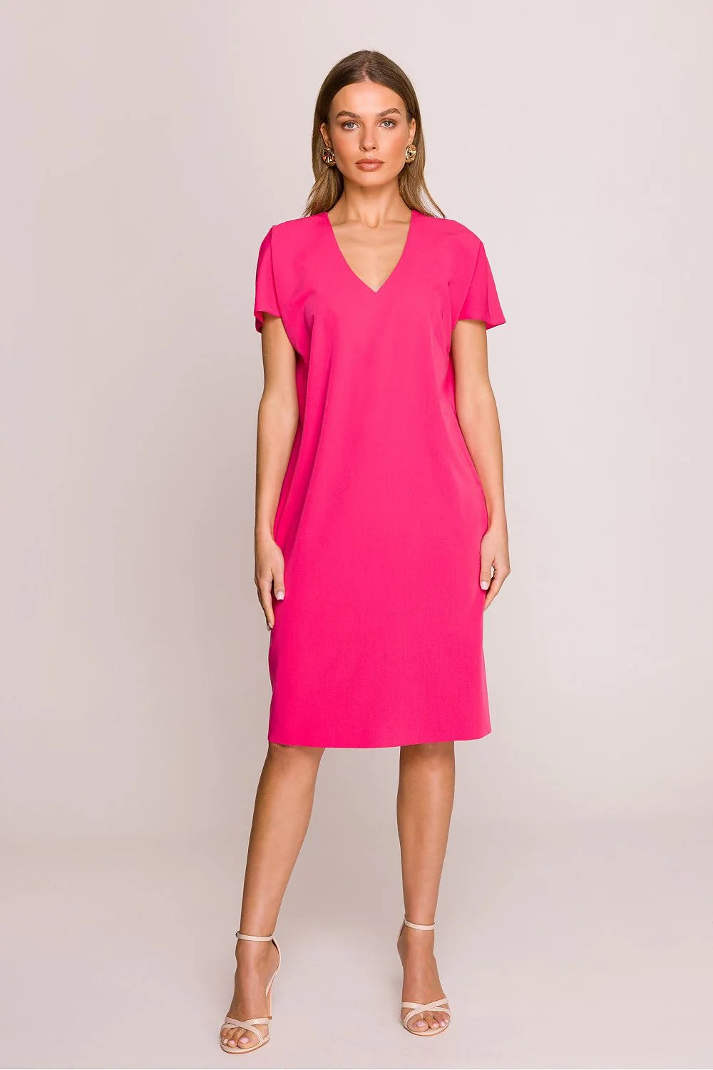 Robe de jour moderne élégante femme couleur rose vif encolure V manches courtes longueur genou poches latérales tissu fluide
