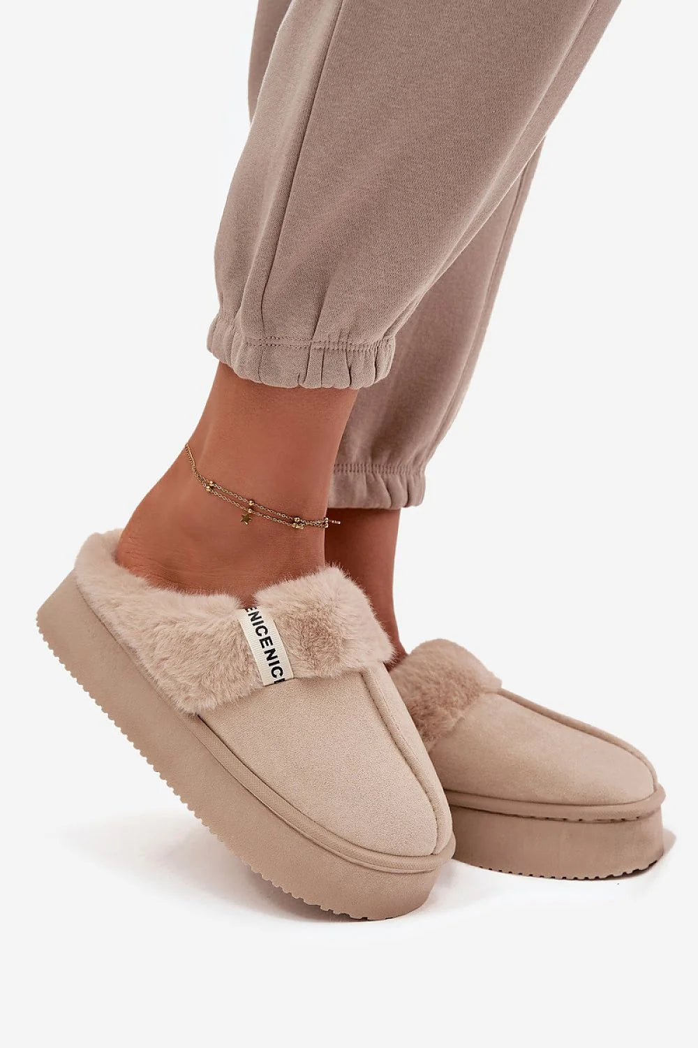 pantoufles femmes fourrées simili daim écologique beige suédine col fausse fourrure slipon intérieure rembourrée semelle plateforme crantée antidérapante sangle stylée
