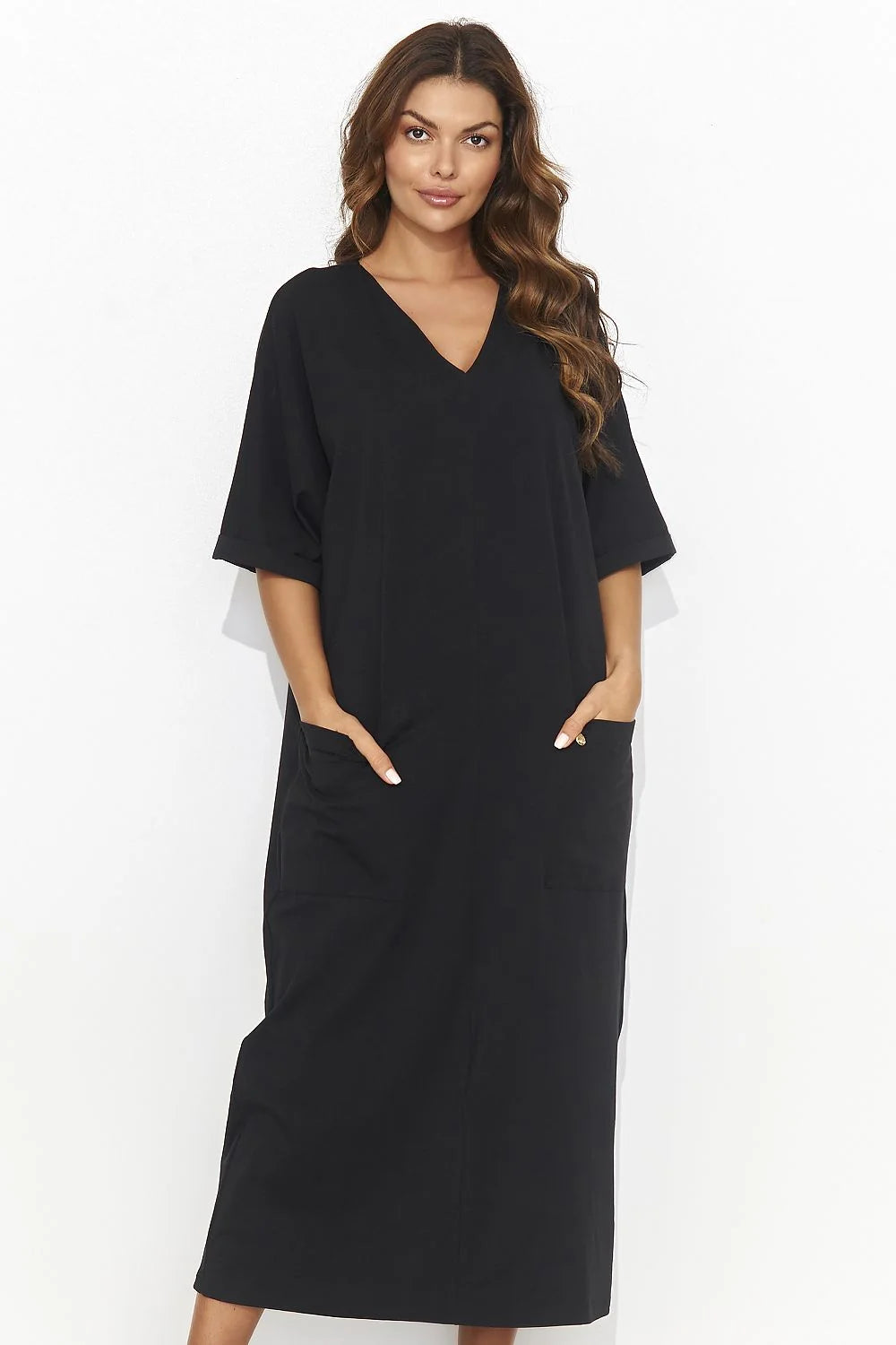 robe longue noire ample droite tunique kaftan décolleté profond manches mi longues poches plaquées dorées minimaliste chic polyvalente confortable fluide
