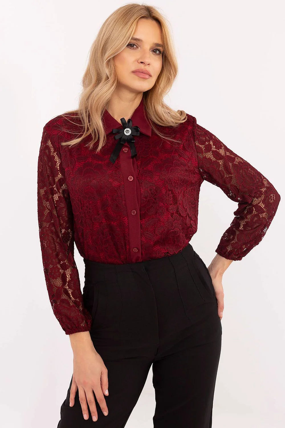 Chemise élégante pour femme en dentelle manches longues couleur bordeaux coupe ajustée nœud noir