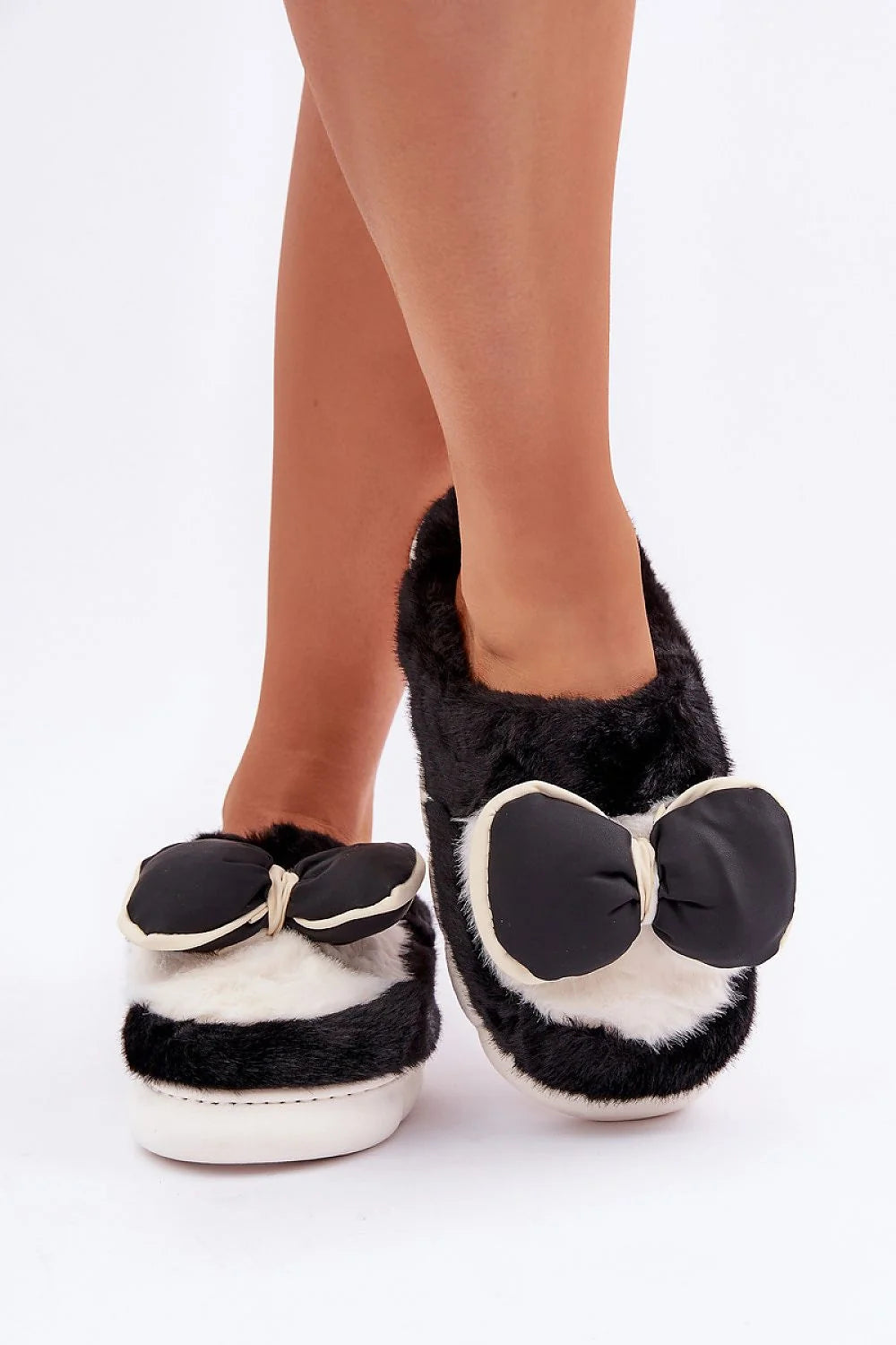 Pantoufles Step in style pour femmes en fausse fourrure noir et blanc, design ludique, semelle épaisse, nœud décoratif, confort intérieur