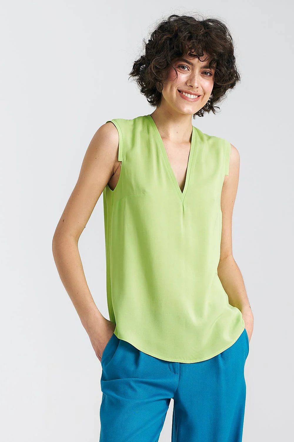 chemisier Nife viscose doux fluide léger soyeux vert citron vif coupe droite décontractée encolure V profonde ourlet arrondi longueur hanches