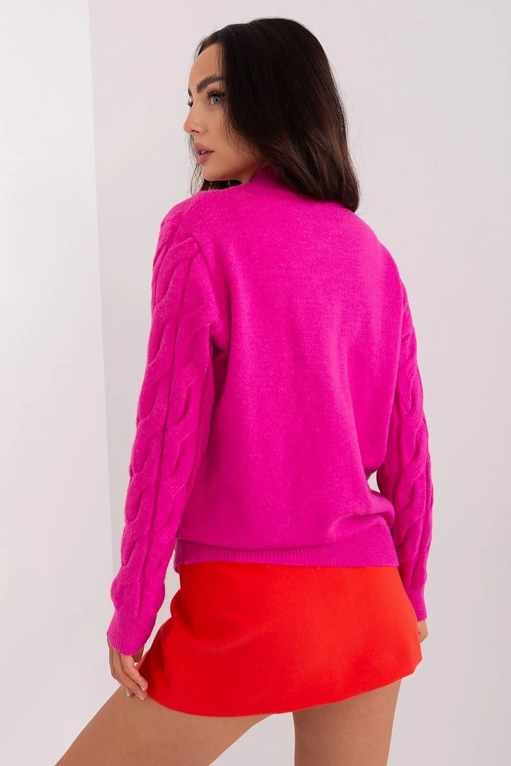 Pull féminin moderne audacieux rose vif motif torsadé manches longues encolure ronde tricot laineux femmes