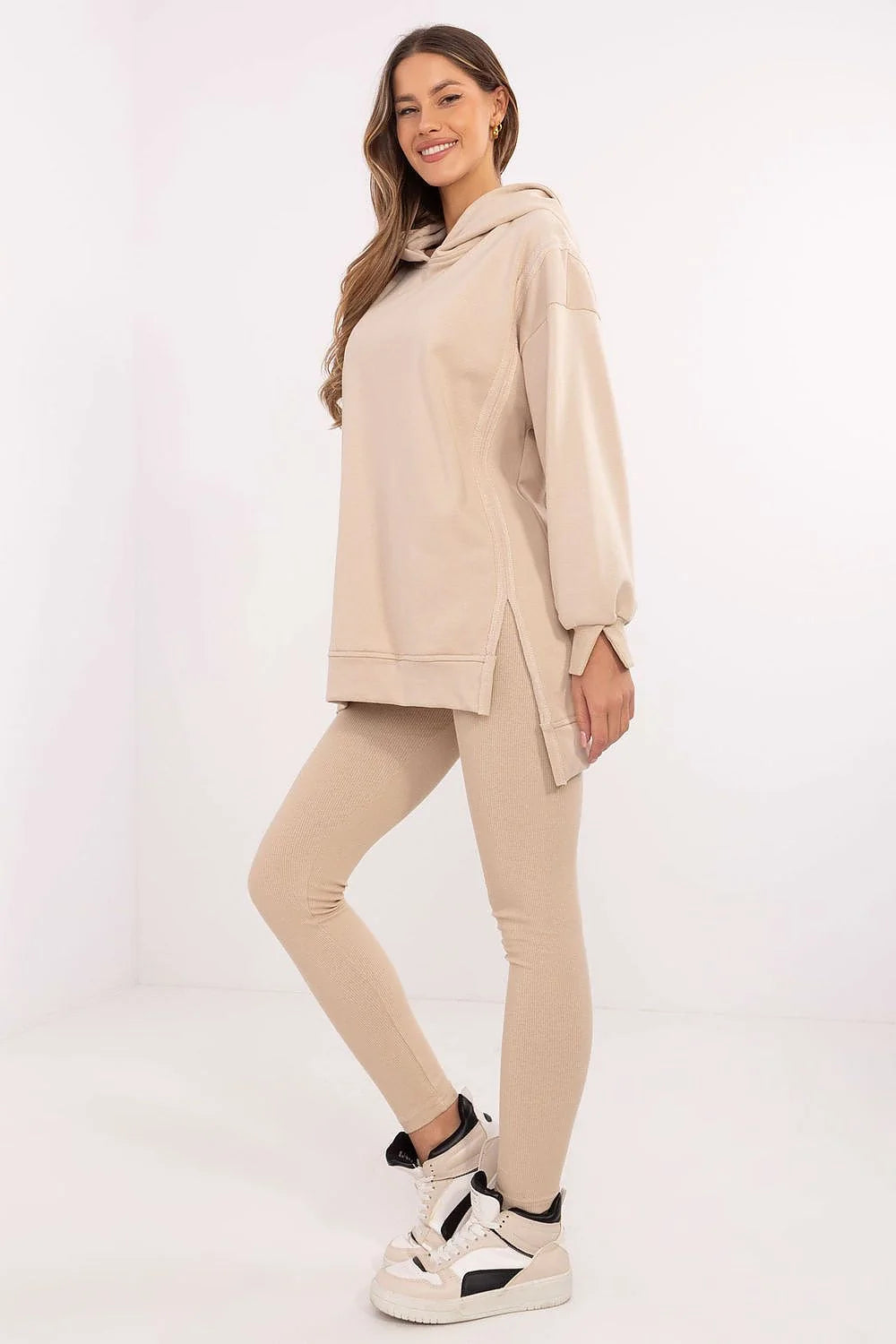 ensemble sweatshirt oversize capuche molleton manches bouffantes fentes latérales ourlet allongé beige leggings côtelés ajustés gainant confortable streetwear