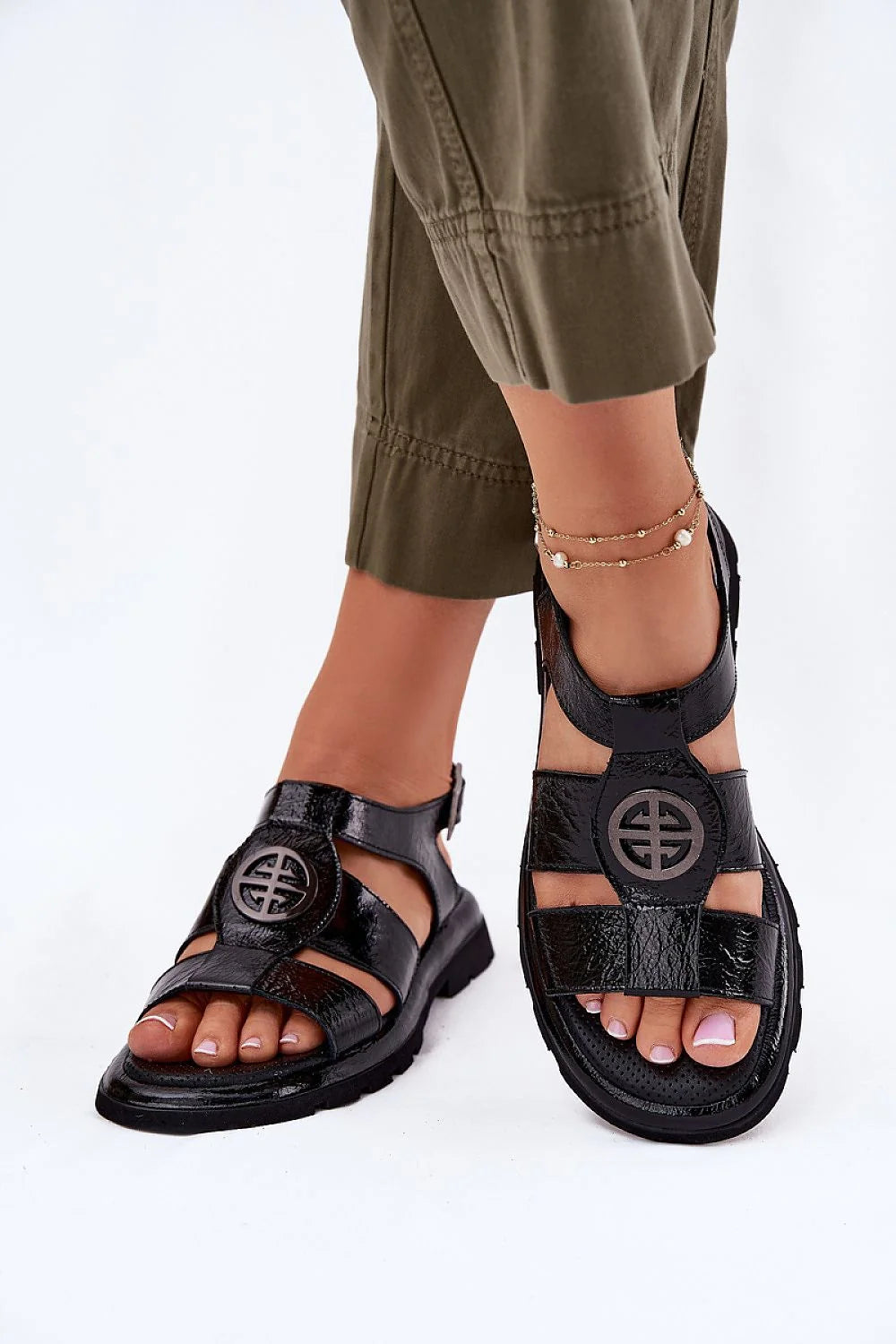 Sandales pour femmes en cuir naturel noir verni, design moderne et sophistiqué, style minimaliste, sangle ajustable, confort optimal, été 2023