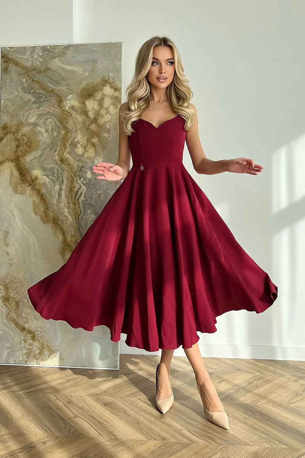 Robe élégante longue pour femme en polyester et viscose, style A-line, décolleté en cœur, bretelles fines, métal decoratif, couleur rouge vif, fermeture éclair dissimulée, occasion spéciale ou formelle