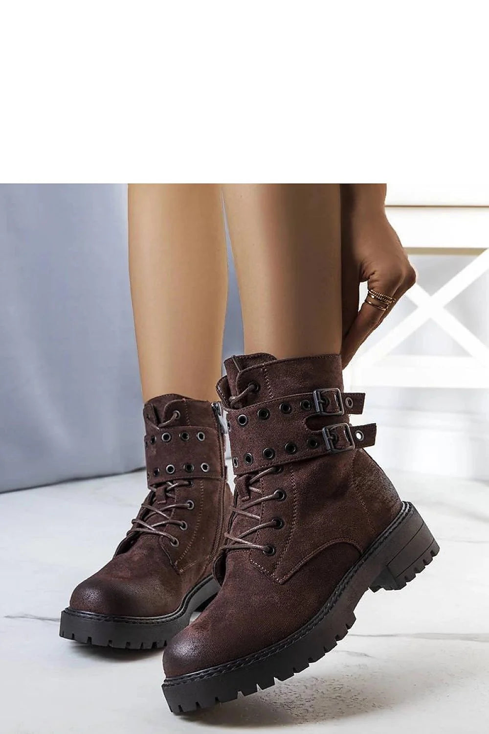 Bottes militaires pour femmes robustes couleur marron foncé design cheville haute fermeture éclair lacets double boucle métal