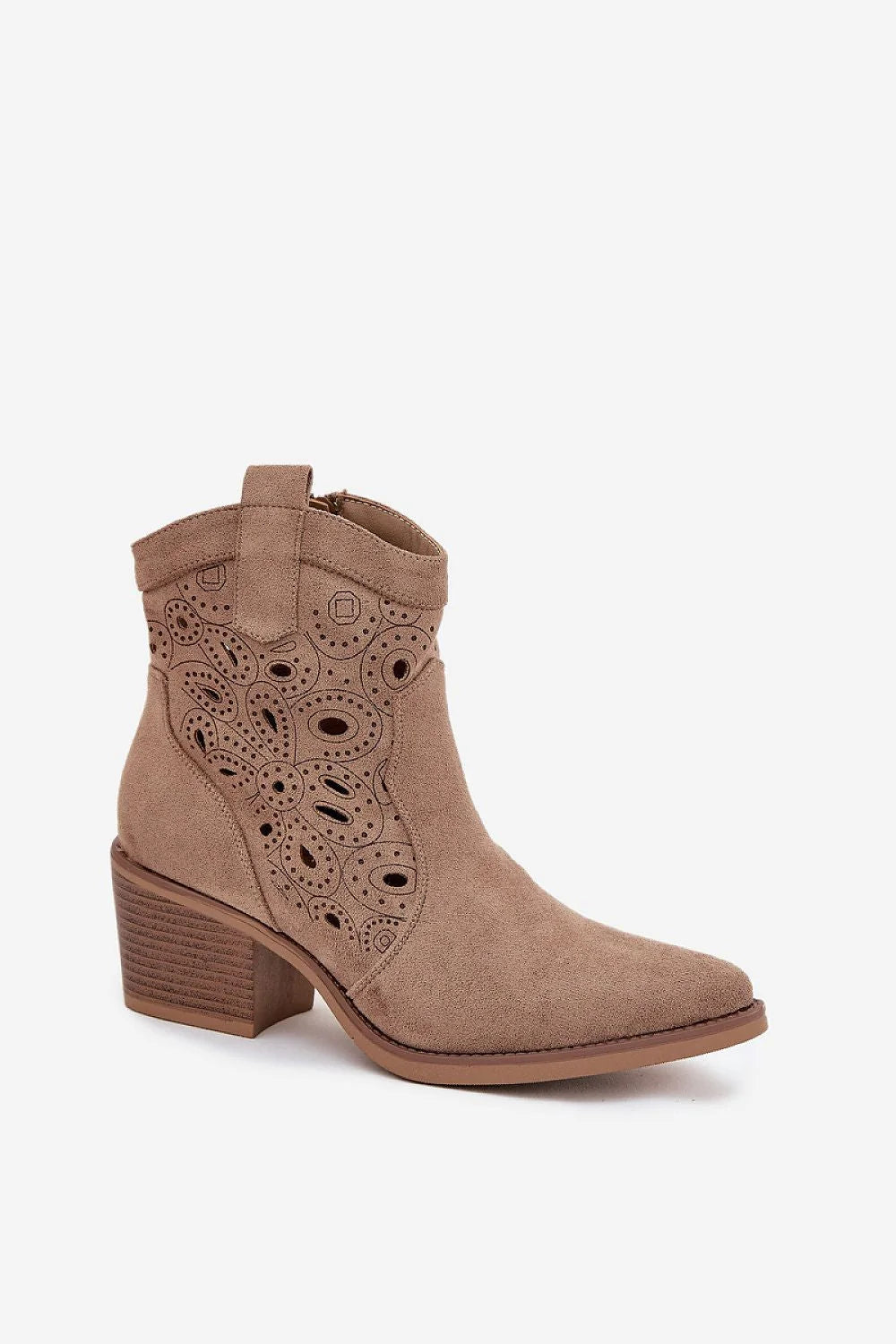 bottines western suédine écologique taupe ajourées perforées motifs circulaires bout amande talon bloc moyen zippées latérales semelle synthétique légères bohemechic
