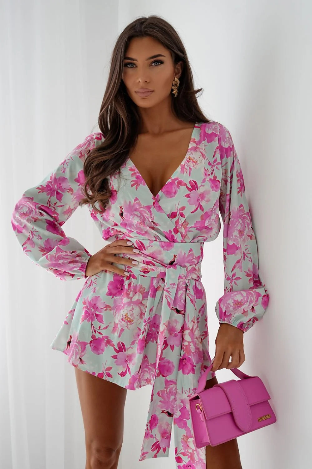 combinaison courte portefeuille imprimée florale fuchsia rose menthe cache coeur décolleté profond manches bouffantes taille cintrée ceinture nouée jupe évasée