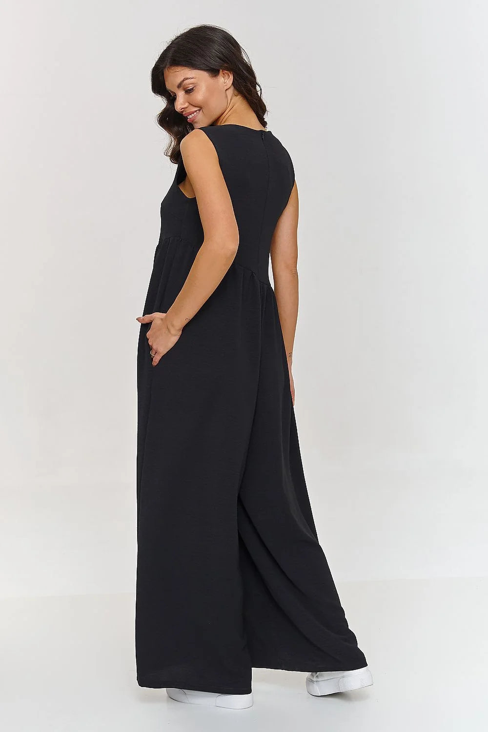 Combinaison féminine noire sans manches élégance confort tissu fluide poches latérales tenues quotidiennes sorties estivales