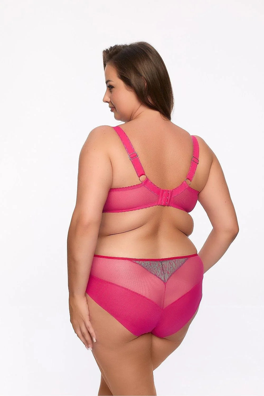 Ensemble de lingerie moderne pour femme, dentelle floral, couleur contrastée, confort et style, soutien-gorge à armatures, culotte classique, détails élégants, idéal pour les occasions spéciales