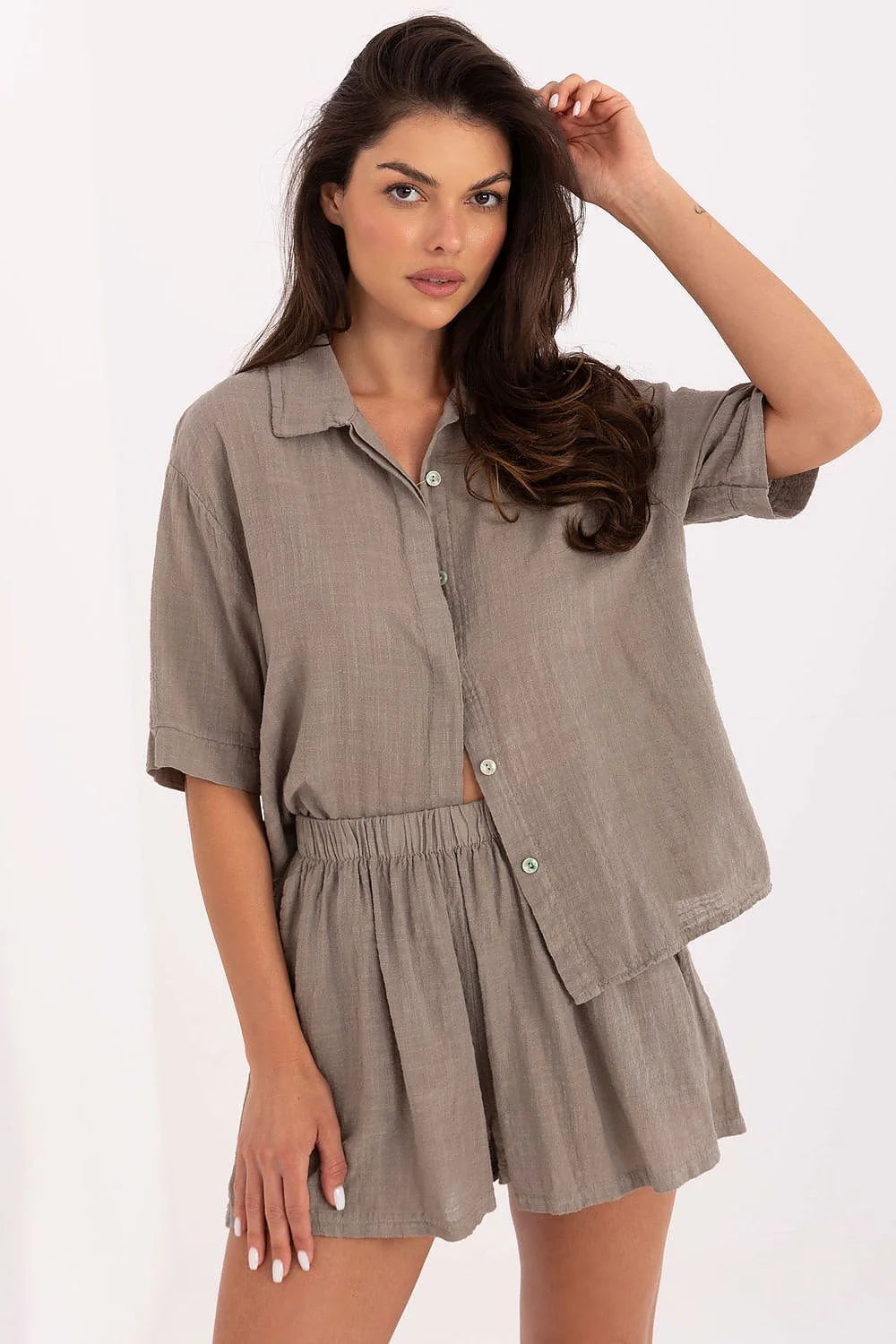 ensemble féminin deux pièces chemise oversize manches courtes short taille haute élastique coton naturel gaufré lin lavé taupe boutons nacrés