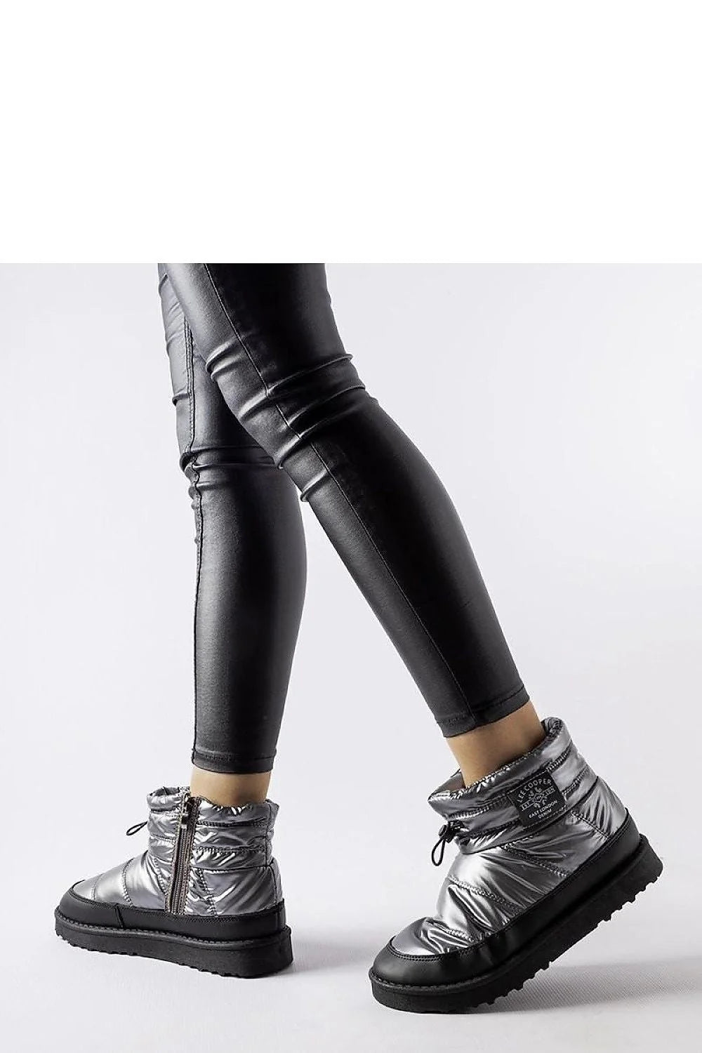 Bottes de neige Solea femmes style moderne urbain design bottine matériau synthétique effet métallisé couleur argent métallisé semelle épaisse caoutchouc noir fermeture éclair lacets ajustables logo talon isolateur matelassé
