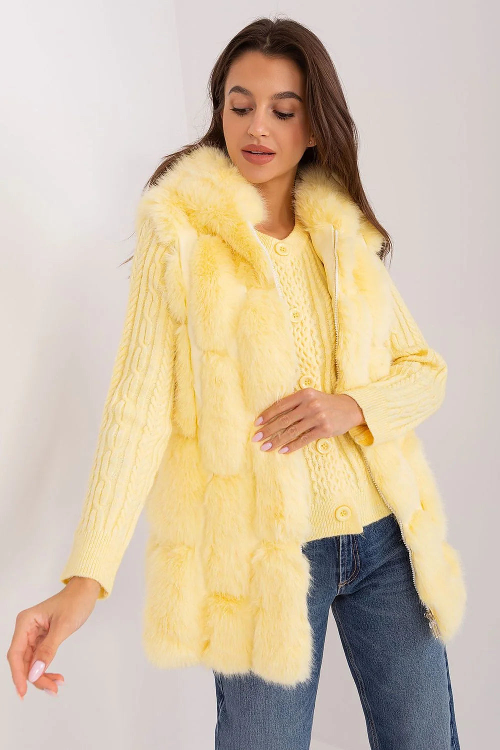 Gilet en fourrure synthétique jaune pastel sans manches coupe droite avec cardigan tricoté motif à câble femme