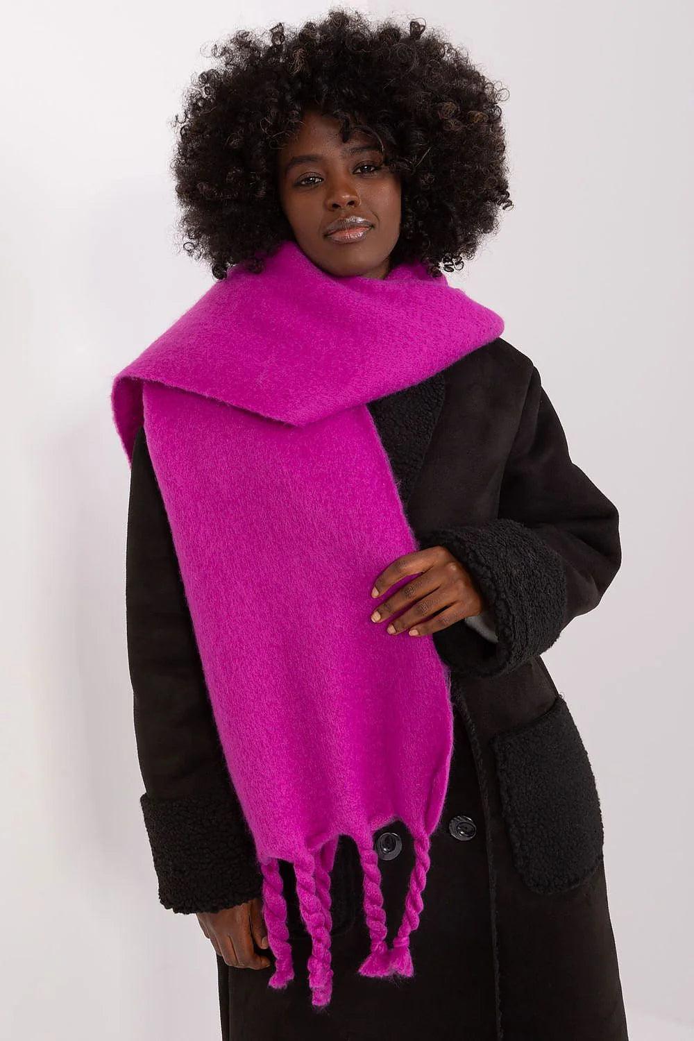 écharpe longue laine torsadée fuchsia moelleuse duveteuse oversize rectangulaire ample franges finitions mohair volumineuse chaude hivernale élégante polyvalente