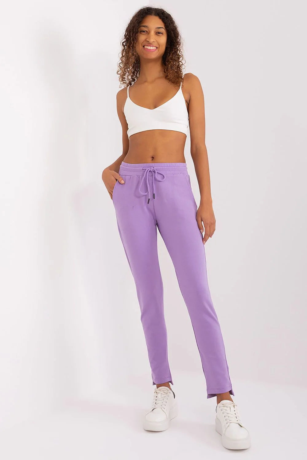 Pantalon survêtement Relevance pour femme en coton et élasthanne violet pastel, style athleisure, coupe fuselée, confort maximal, idéal pour la détente et les activités sportives