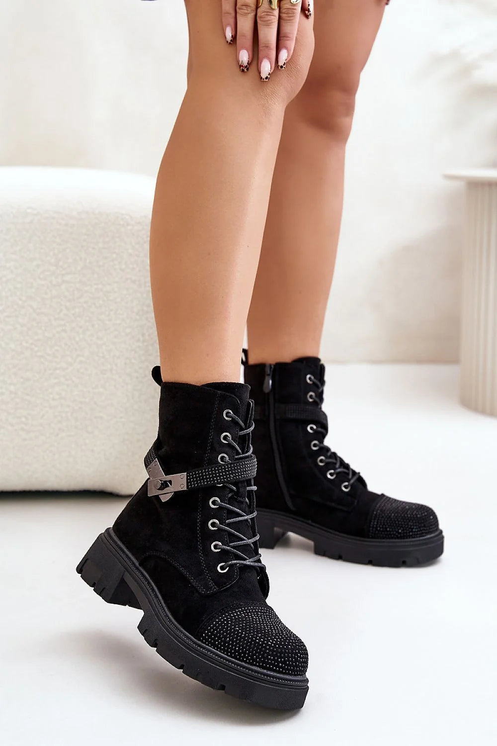bottines femme suédine noire cheville bout arrondi strass lacets fermeture éclair latérale bride boucle argentée clous semelle crantée épaisse traction