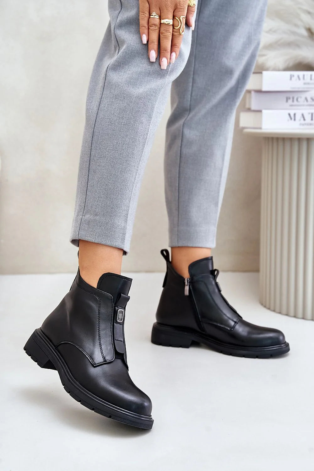 Bottes à talon plat en cuir naturel pour femme, style moderne et épuré, couleur noire, fermeture éclair latérale, occasion quotidienne, automne-hiver