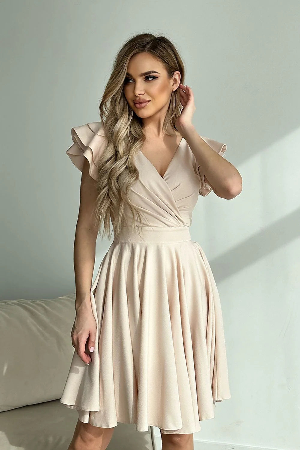 Robe cocktail féminine élégante en soie satinée couleur rose pâle V-neck manches volantées taille ajustable femme